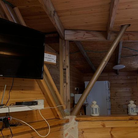 בקתת עץ בחורש במנות - דום גיאודזי - Wooden Cabin In Manot Buitenkant foto