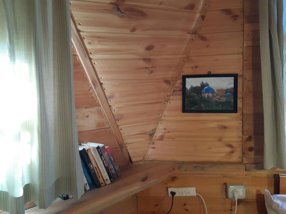 בקתת עץ בחורש במנות - דום גיאודזי - Wooden Cabin In Manot Buitenkant foto