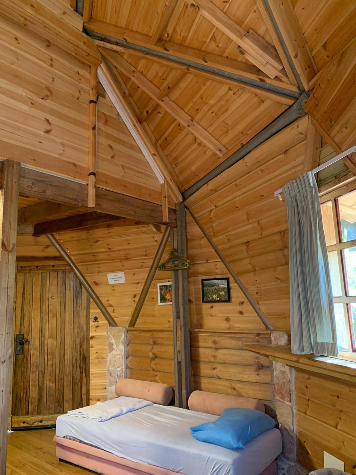 בקתת עץ בחורש במנות - דום גיאודזי - Wooden Cabin In Manot Buitenkant foto