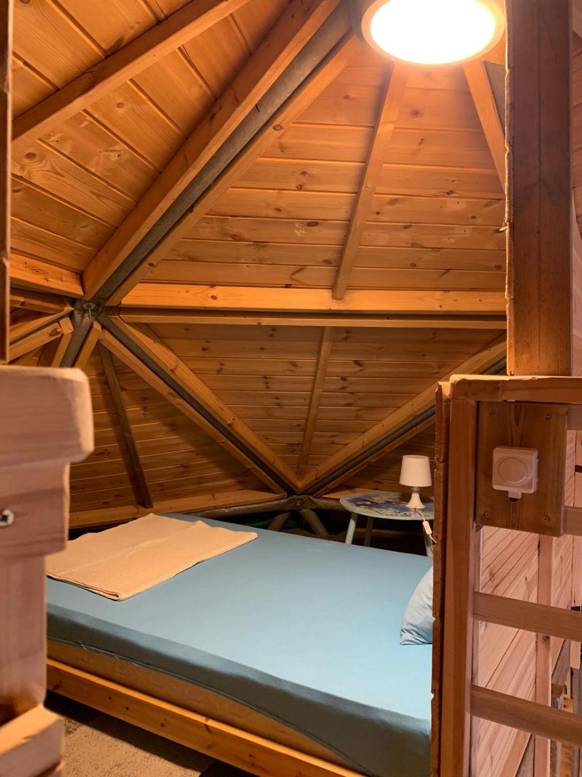 בקתת עץ בחורש במנות - דום גיאודזי - Wooden Cabin In Manot Buitenkant foto